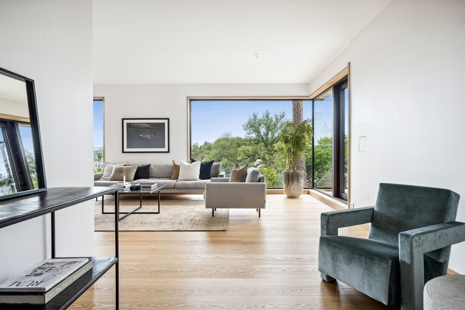 Leiligheten varmes opp ved hjelp av vannbåren gulvvarme med energi fra vann-til-vann varmepumpe og borehull i fjell Galleribilde