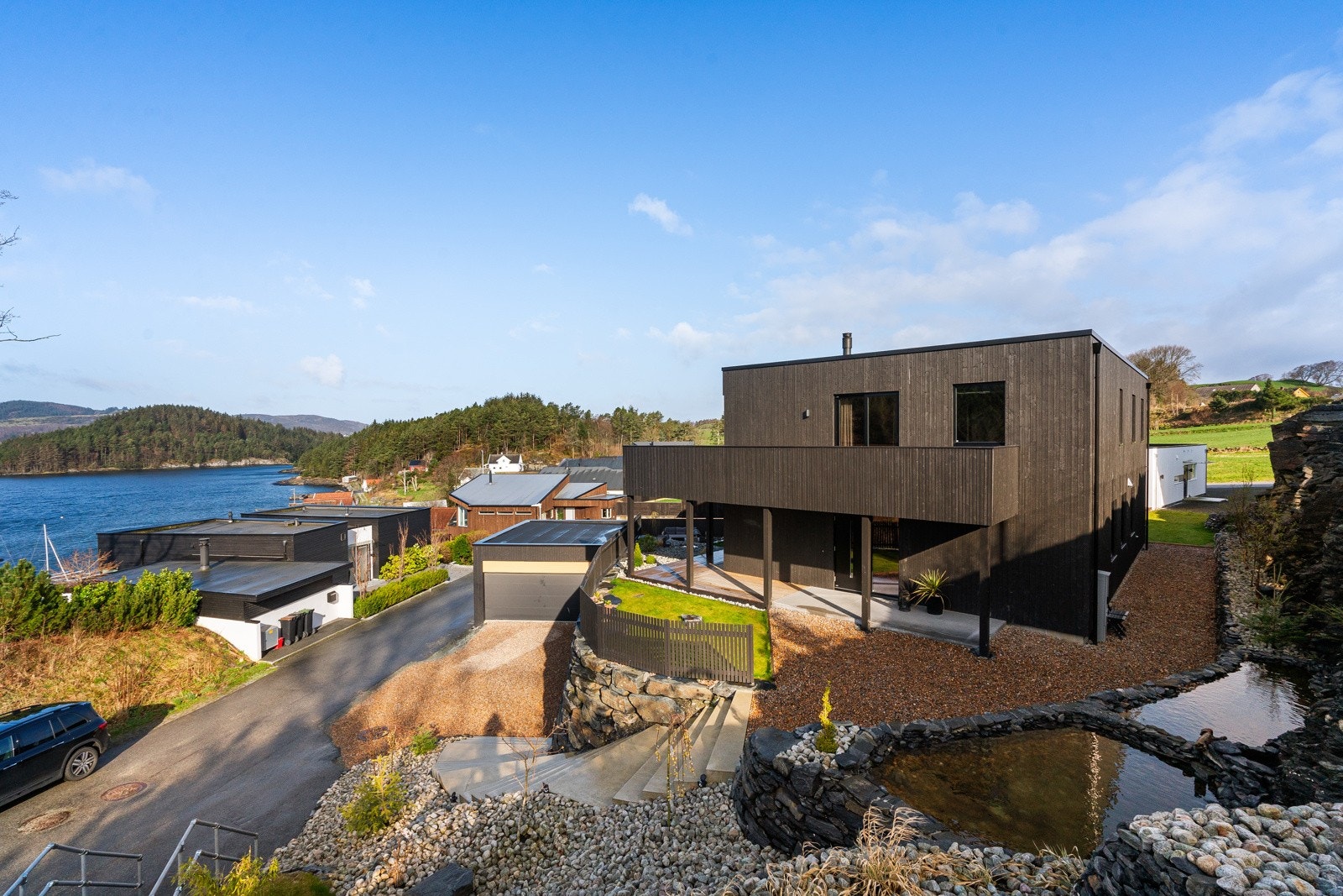 Meget pent opparbeidet og lettstelt tomt med sømløse overganger. Galleribilde