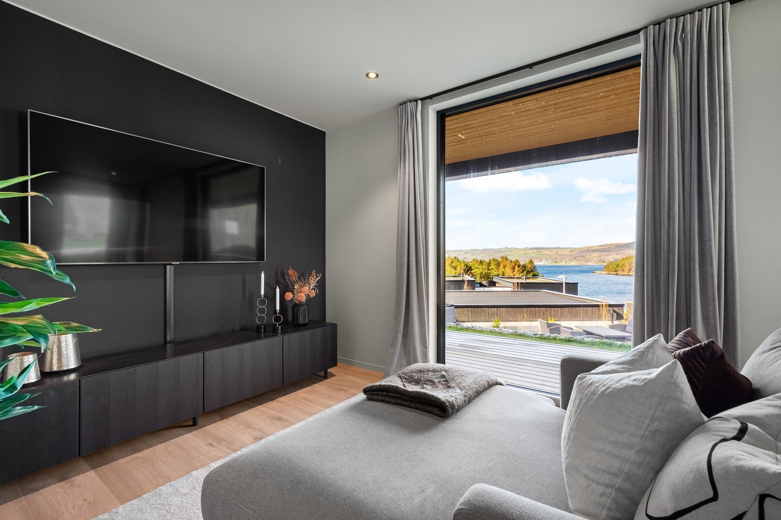 TV-stue i 1. etasje. Galleribilde