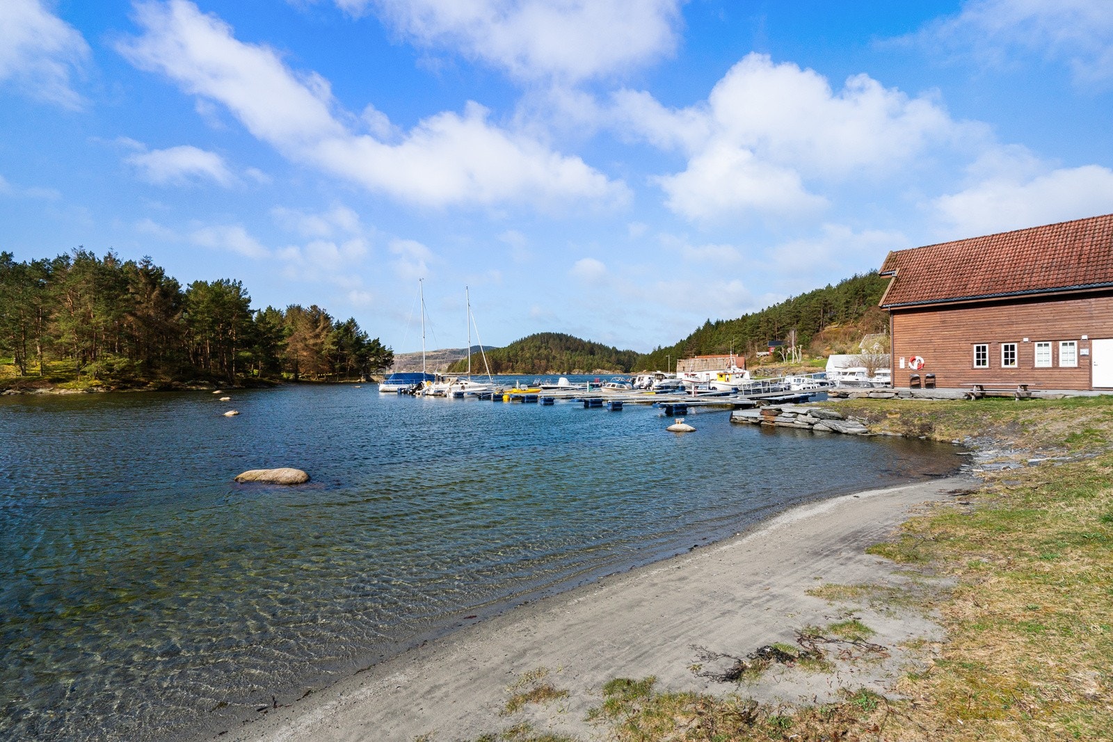 Her rusler du ned til strandkanten på få sekunder, enten det er for et bad eller for å sette ut på eventyr med kajakken. Galleribilde