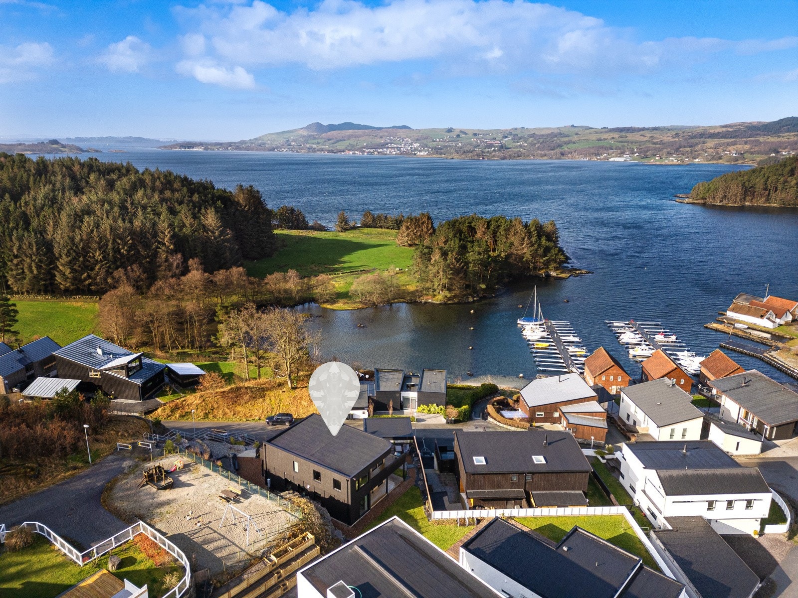 Boligen ligger flott til kun 60 m fra sjøkanten. Det er mulighet for kjøp av båtplass/sjøbod, se salgsoppgave. Galleribilde