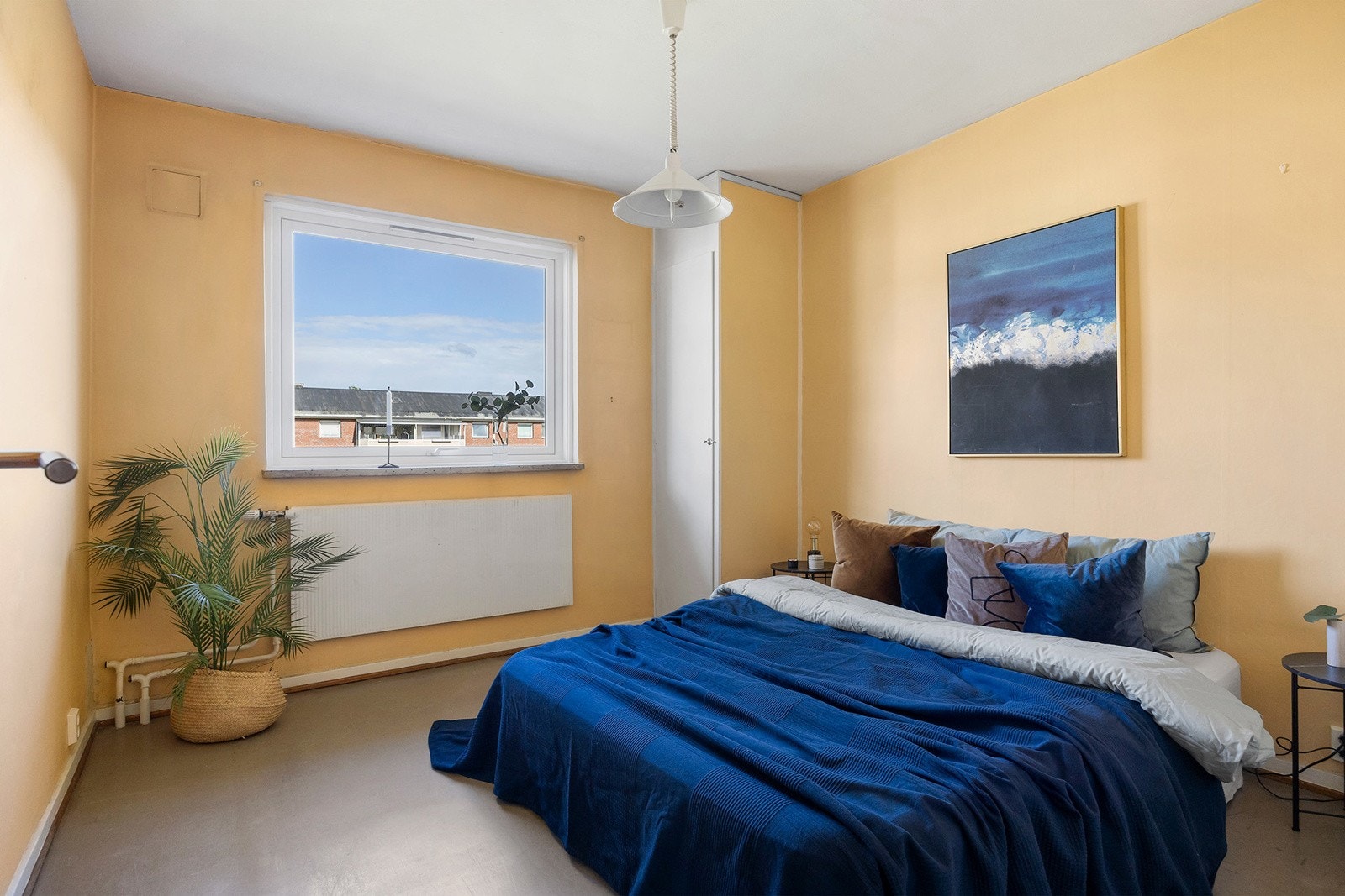 Hovedsoverom med plass til dobbeltseng og nattbord Galleribilde