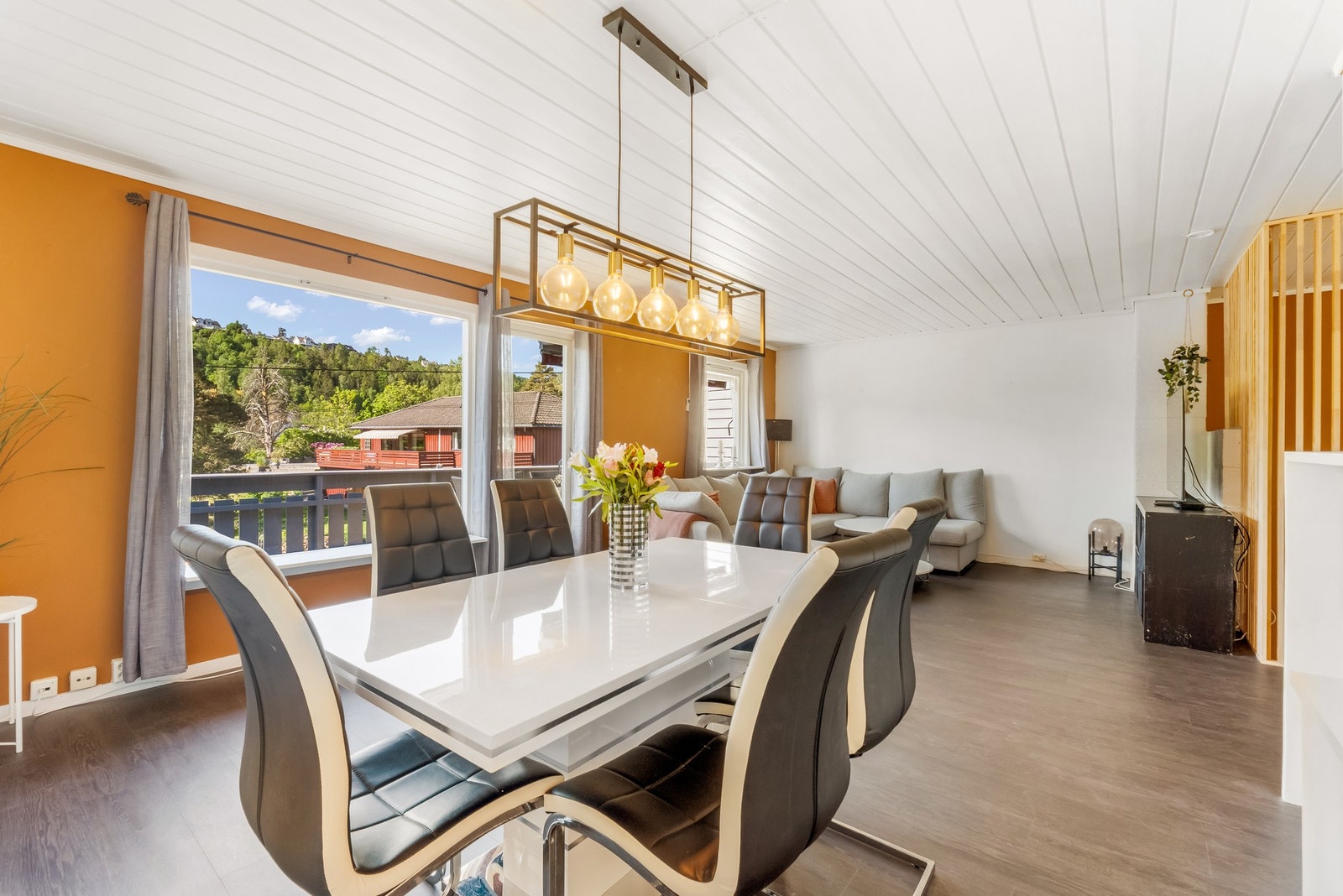 Denne leiligheten ligger sentralt til på Kalstad, med nærhet til skole, idrettshall og flotte tur- og fritidsområder. Galleribilde