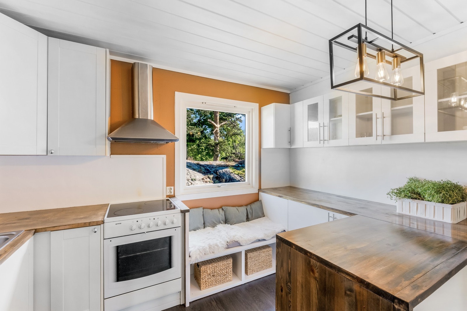 Det er montert avtrekk over komfyren for effektiv ventilasjon. Galleribilde