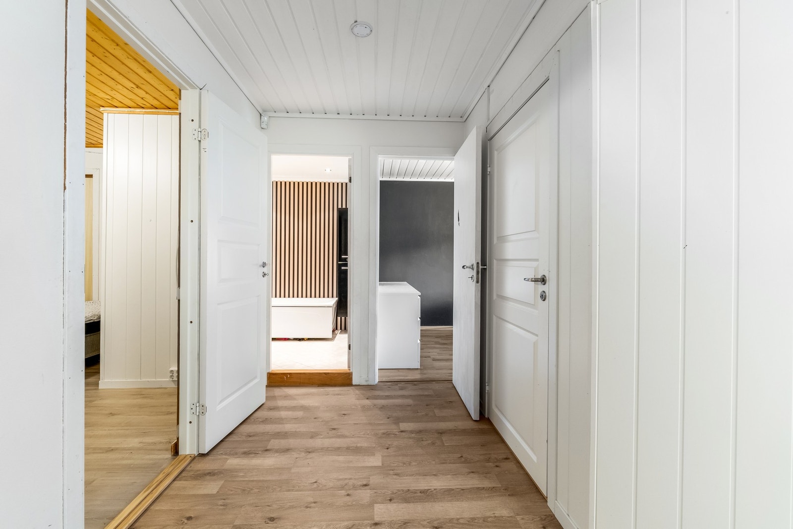 I første etasje er det 2 soverom, et bad, vaskerom og boder. Galleribilde