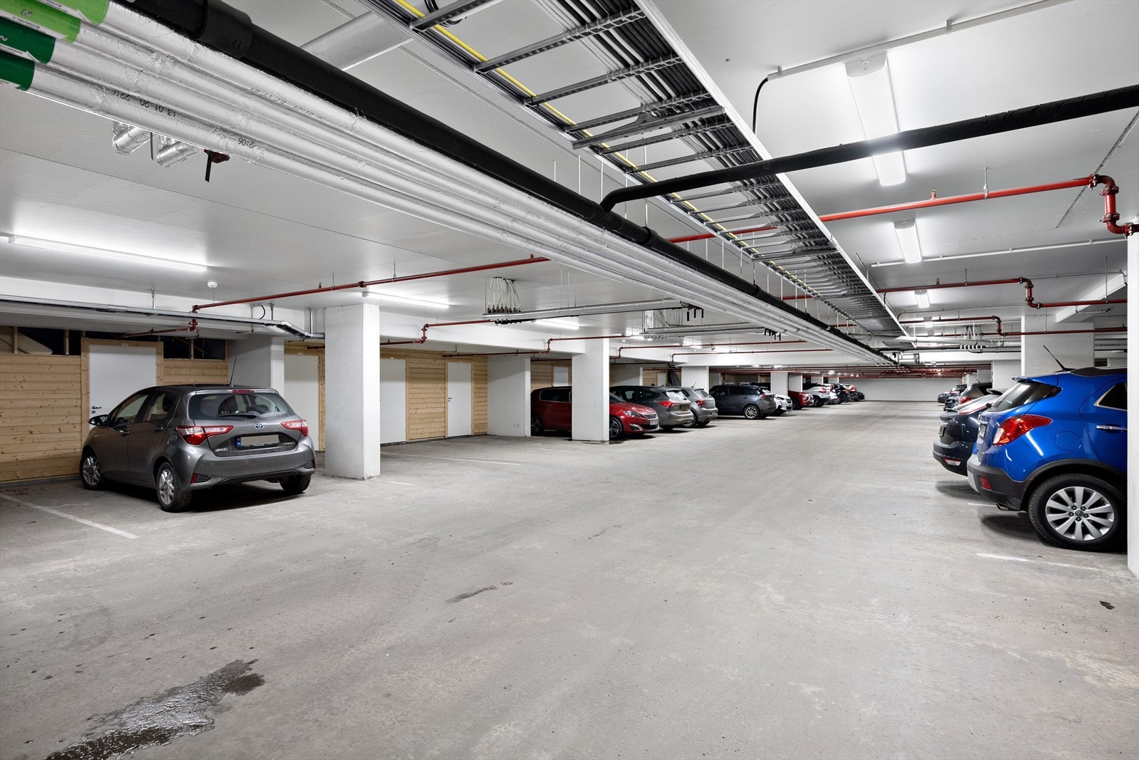 Parkering i felles garasjeanlegg med tilhørende sportsbod medfølger Galleribilde