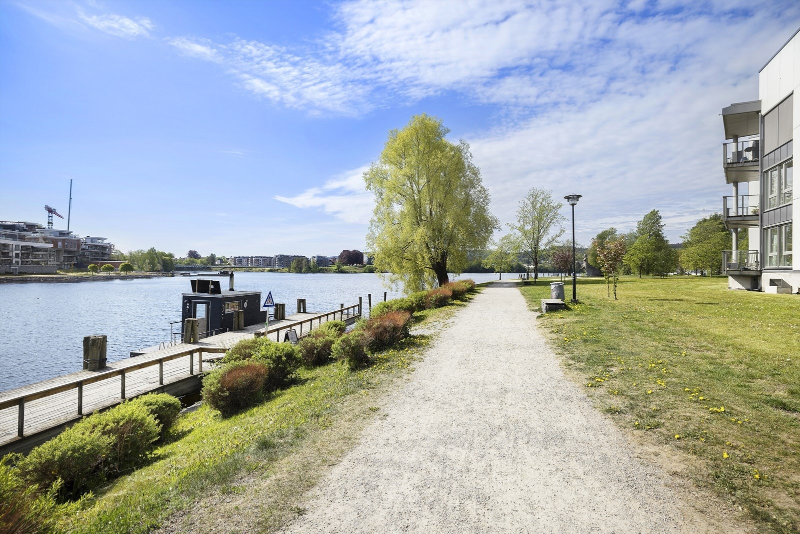 Rett utenfor døren har man Hjellevannet - flott turveg på ca. 5 km. som strekker seg rundt hele vannet Galleribilde