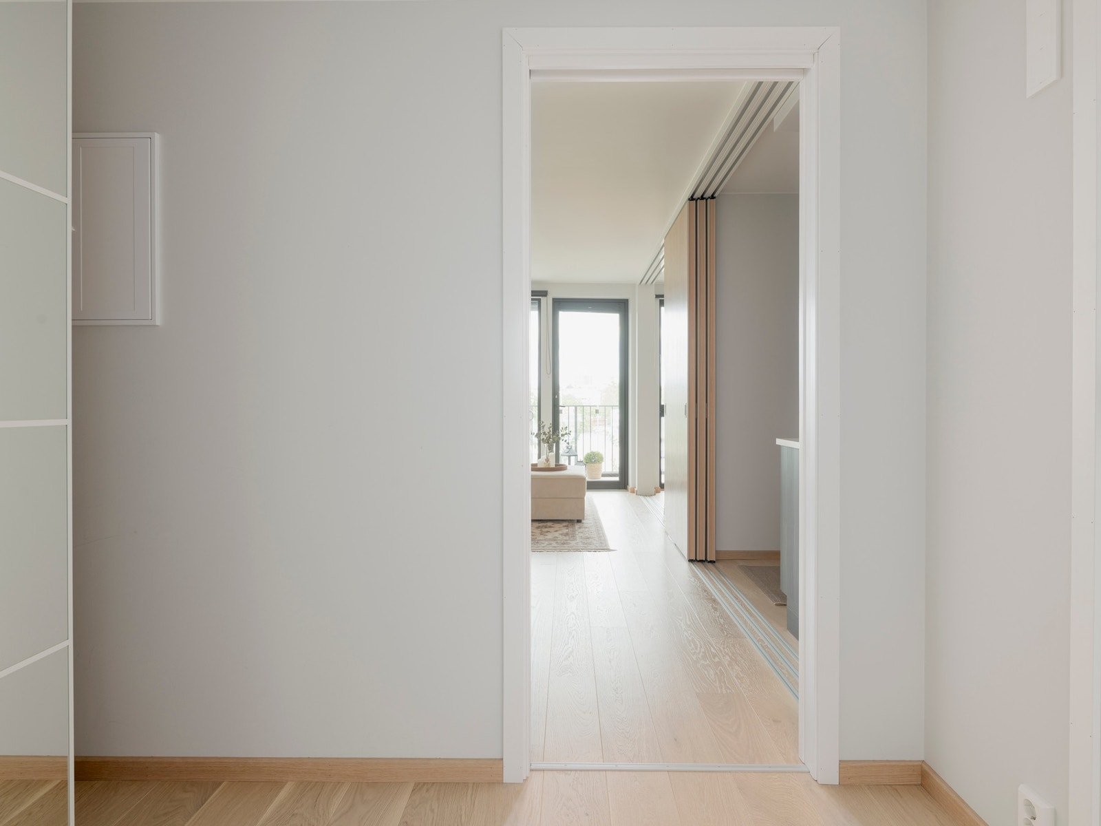 Stor og innbydende entré med skyvedørsgarderobe Galleribilde