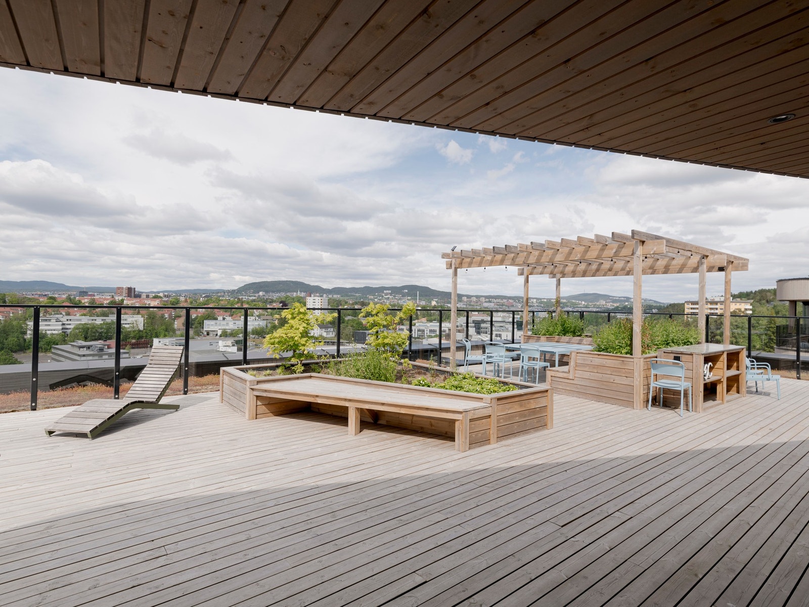 En av de fire felles takterrassene med nydelig utsikt over byen. Galleribilde
