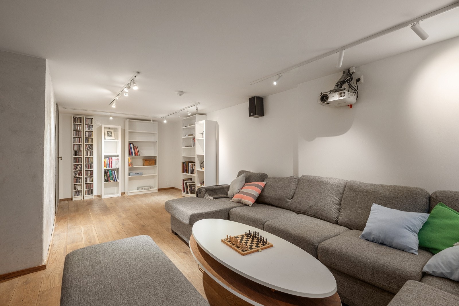 I kjelleren har man en stor og kjekk kjellerstue/ medierom som er et perfekt sted for å trekke seg unna og slappe av. Galleribilde