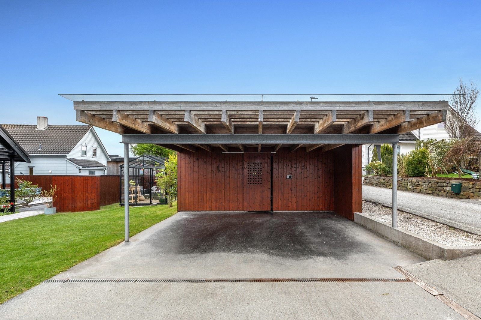 Carporten har plass til to biler og er en "statment piece" for eiendommen. Galleribilde