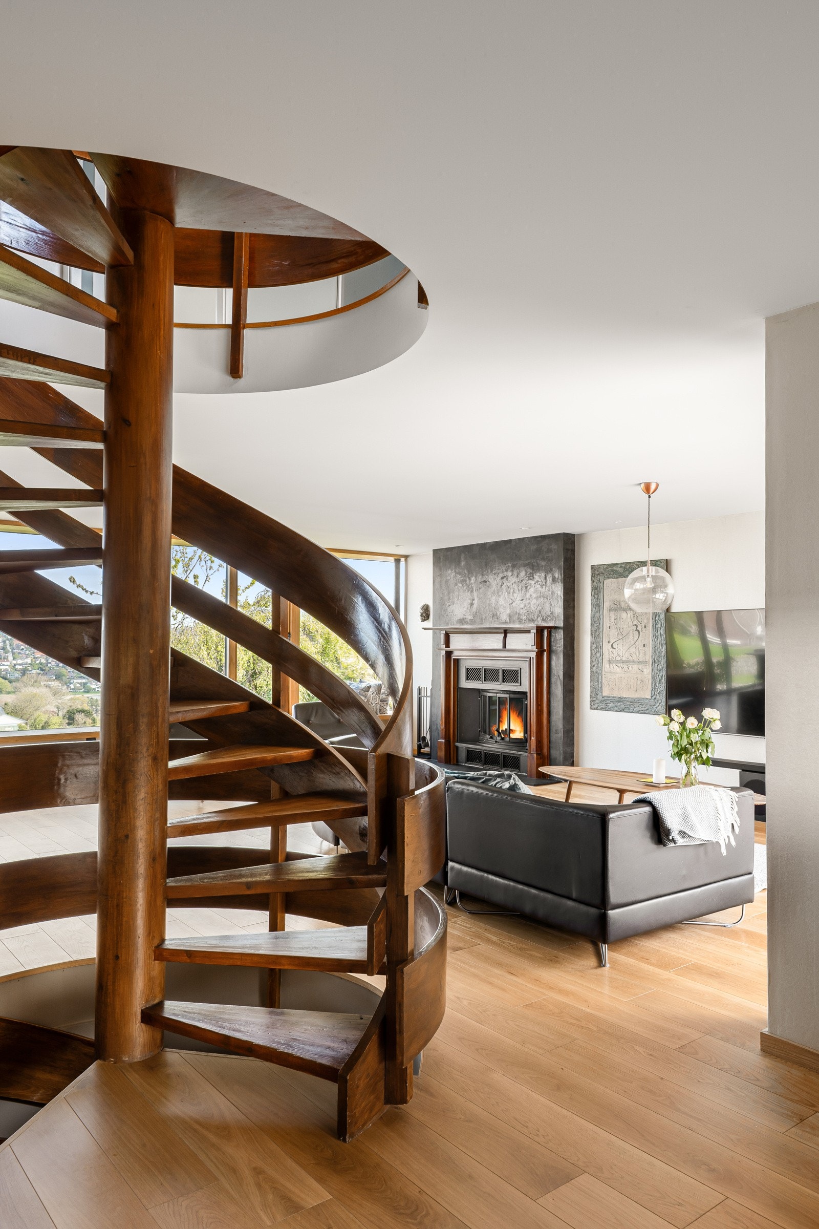 Den lekre vindeltrappen i tre og den flotte peisen er med på å skape en perfekt balanse mellom "klassisk- og elegant" og "moderne- og lekkert". Galleribilde
