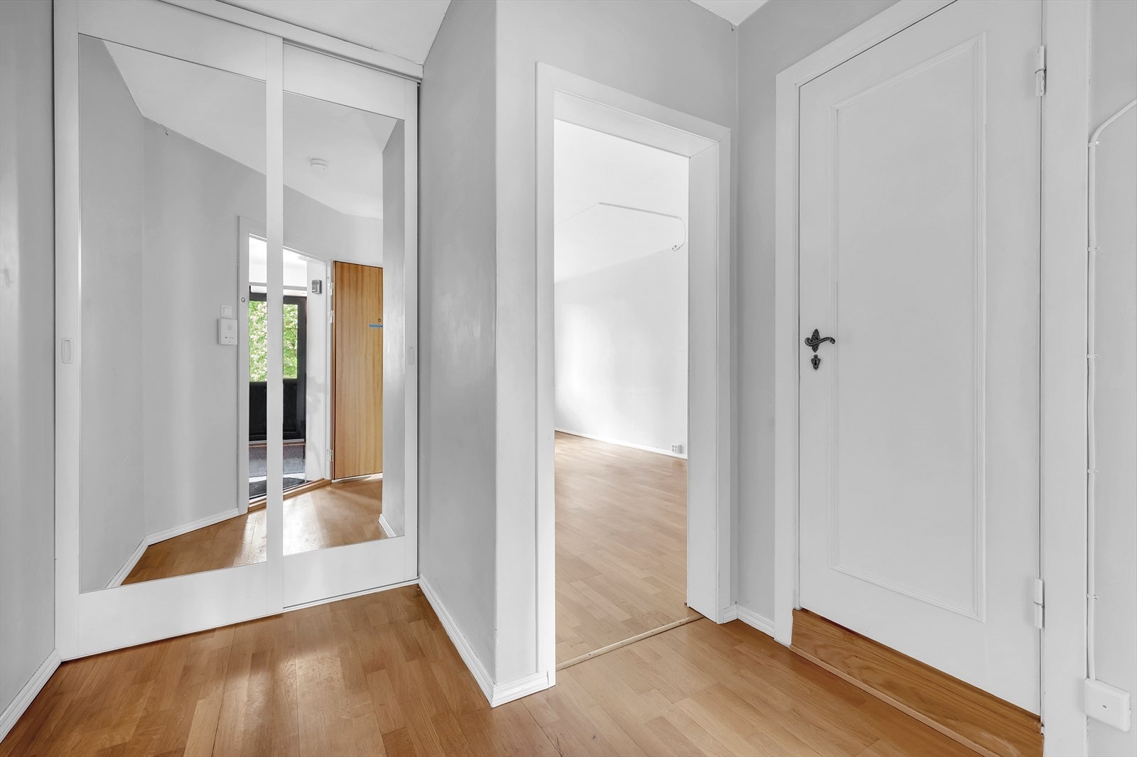 Det er plass til skyvedørsgarderobe, knagger og skohylle for oppbevaring av yttertøy. Galleribilde