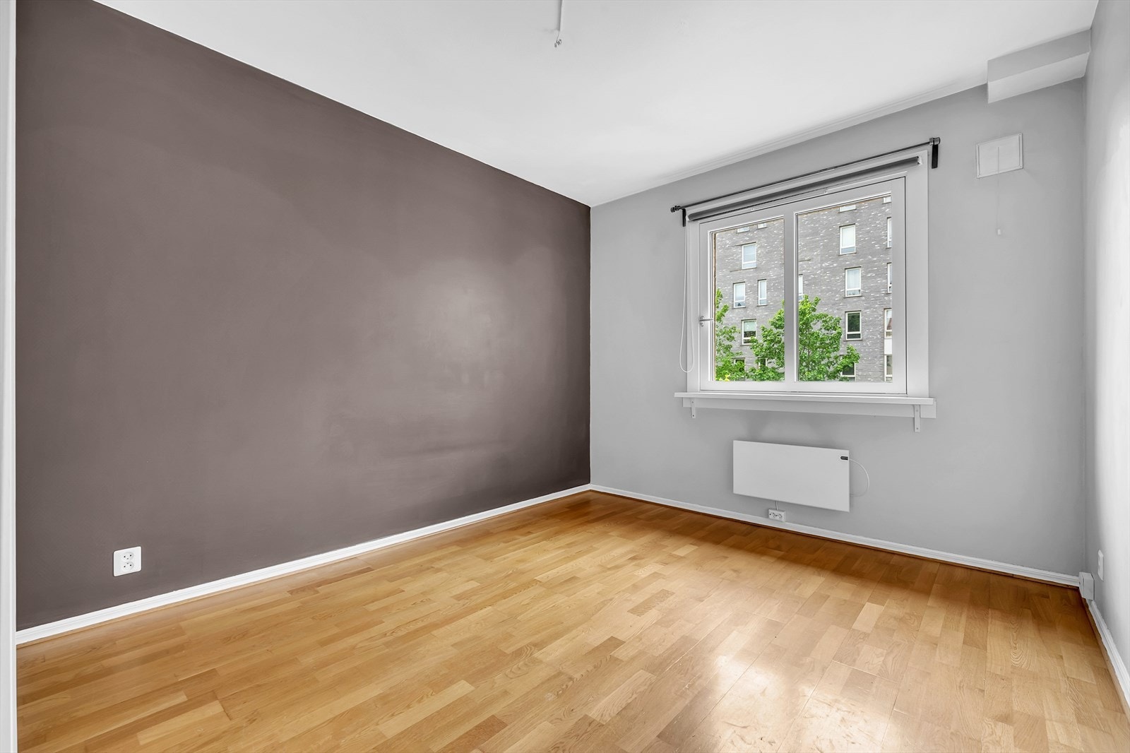 Leiligheten har et stort soverom med plass til dobbeltsent, nattbord og skap. Galleribilde