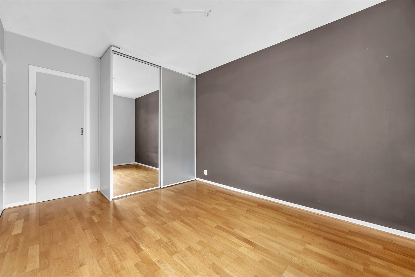 På soverommet i dag er det skyvedørsgarderobe. Galleribilde