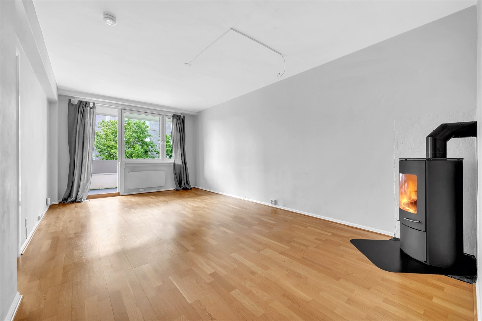 Det er god plass til sofa med tilhørende sofabord og tv-benk og spisegruppe. Galleribilde