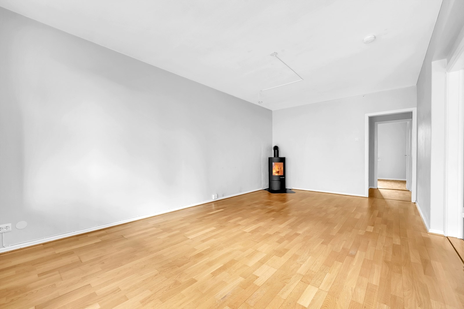 Stuen er romslig, og har flere naturlige alternativer for innredning. Galleribilde