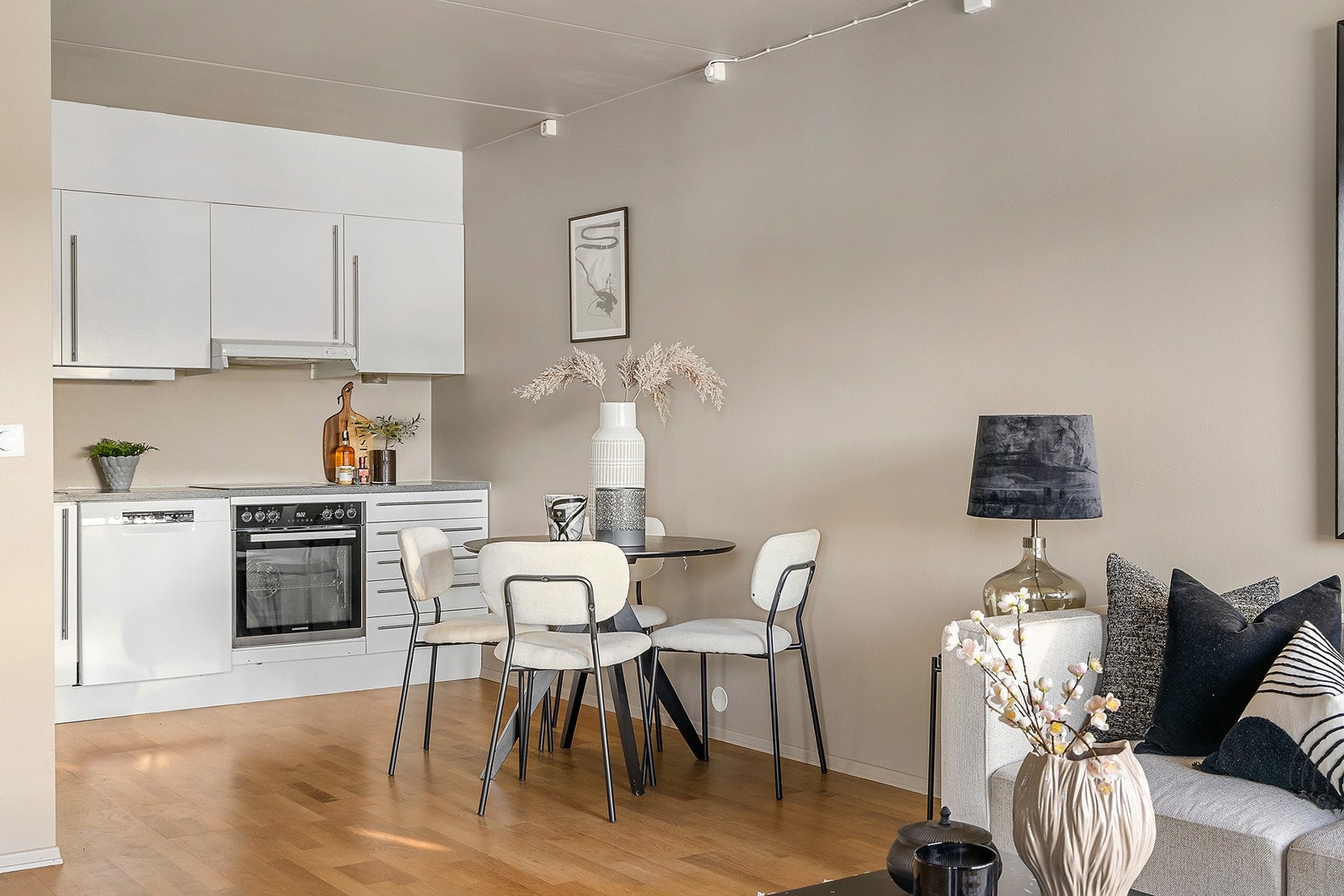 Pent og innbydende kjøkken med åpen løsning mot stue. Galleribilde