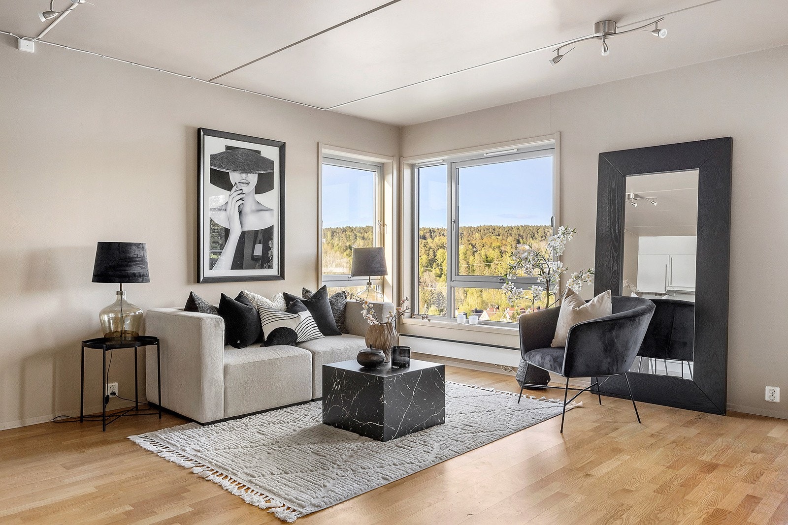 Stuen inviterer til hygge og kos, her får du lyst til å tilbringe kvalitetstid. Leiligheten er nymalt i lyse toner. Fra stuen har du hyggelig utsyn til retning Rustad/Abildsø. Galleribilde