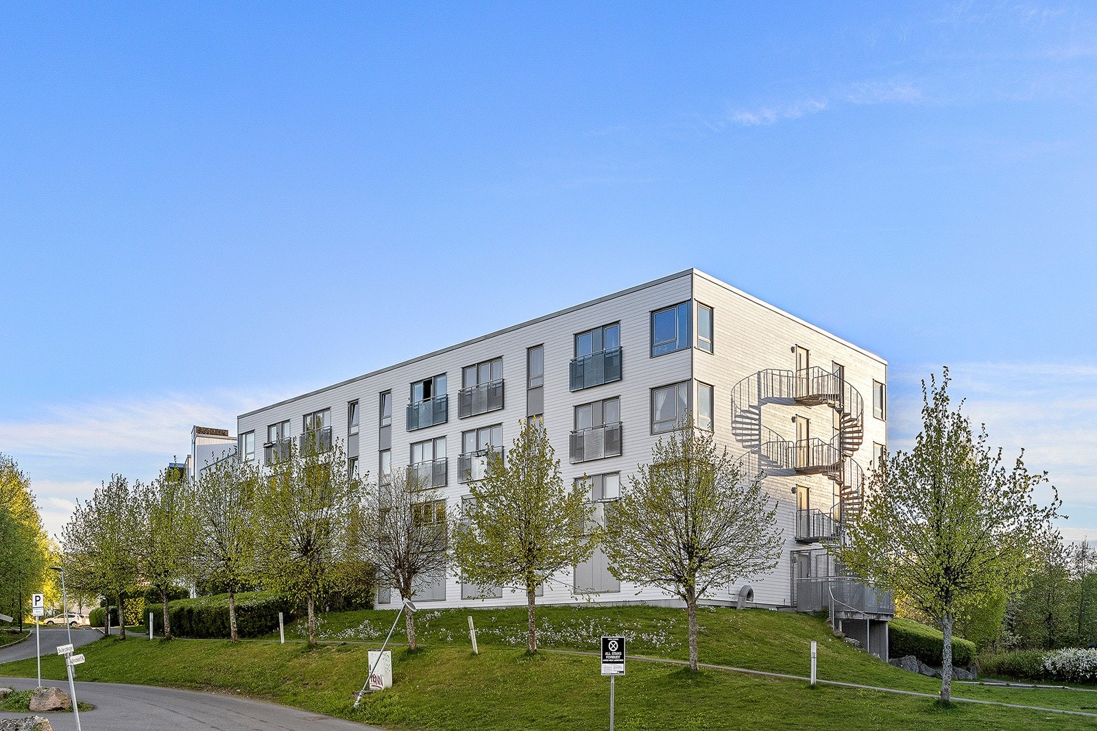 Det er også flere gjesteparkeringsplasser på borettslagets område. Galleribilde