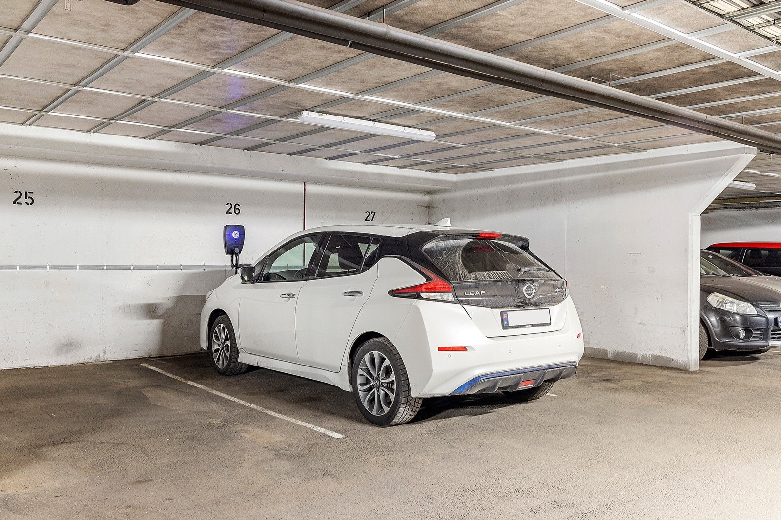 Det medfølger bruksrett til fast garasjeplass i felles garasjeanlegg (Plass nr 26) med lade-uttak til el-bil. Det er også flere gjesteparkeringsplasser på borettslagets område. Galleribilde