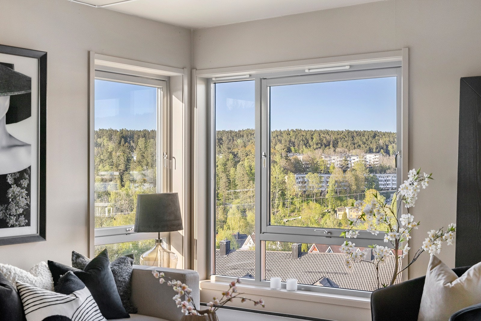 Perfekt førstegangskjøp beliggende i grønne omgivelser. Leiligheten ligger fritt og rolig uten gjenboere. Lys atmosfære med store vindusflater som slipper inn naturlig lys til hele rommet. Galleribilde