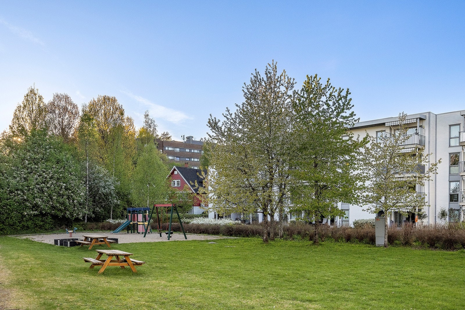 Leiligheten er omringet av masse flott natur og med kort vei til alt du trenger for en komfortabel og praktisk hverdag. Galleribilde