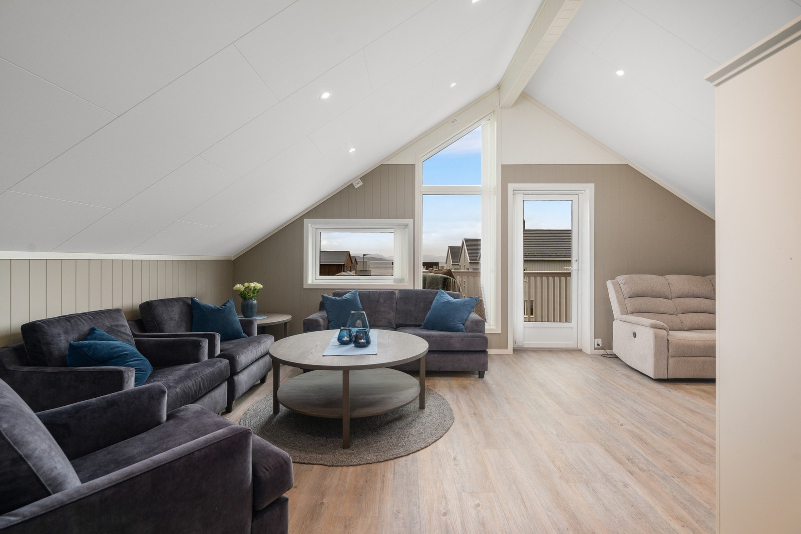 Loftstue med utgang til balkong. Spotter i tak. Galleribilde