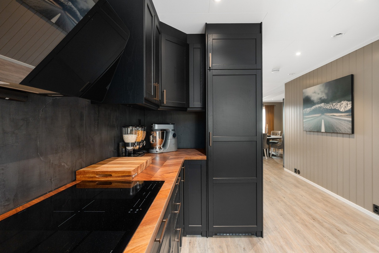 Kjøkken. Innebygd platetopp på 80 cm. Galleribilde