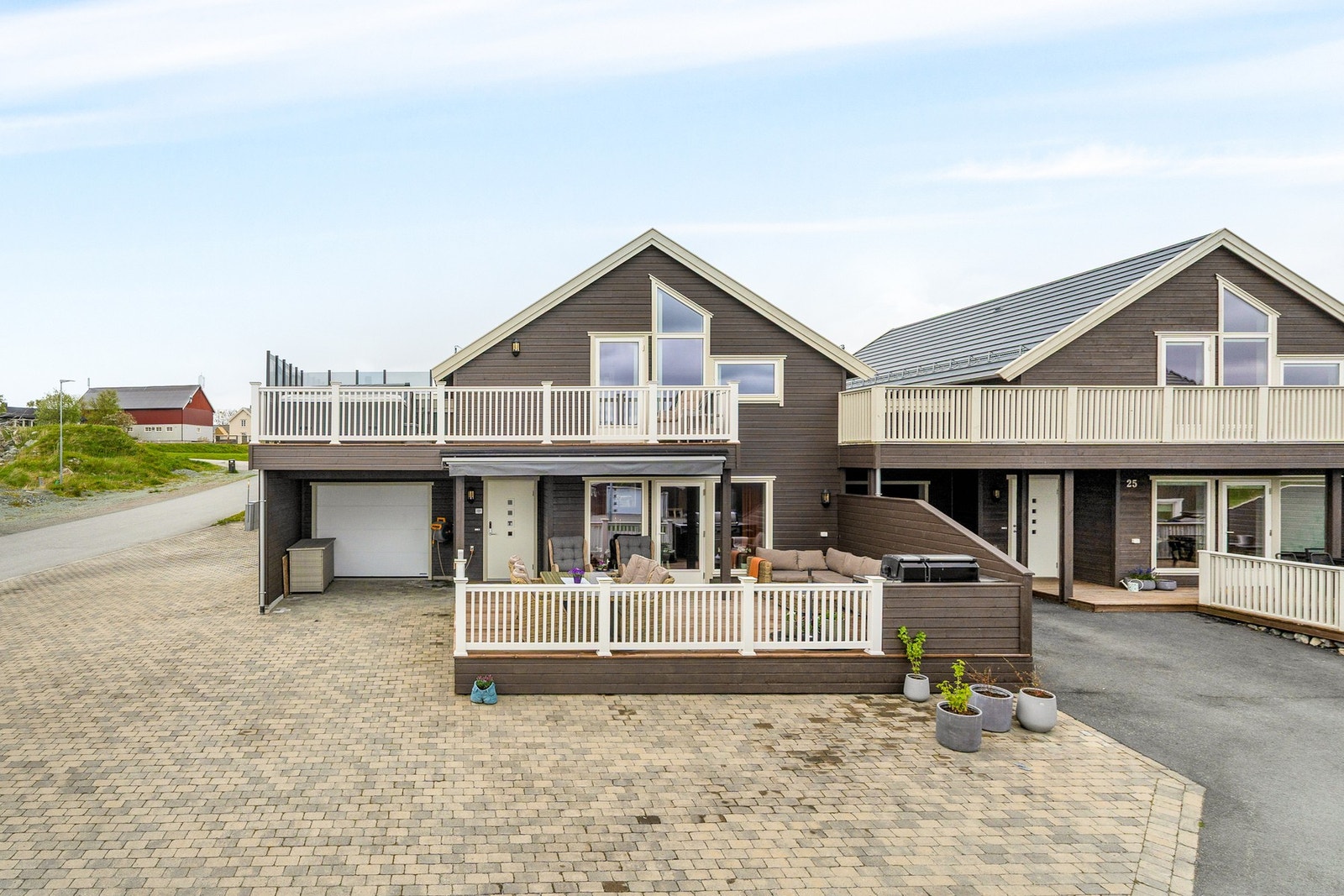 Velkommen til vakre Sjøsiden og dette enderekkehuset med adresse Sjøsiden 23! Galleribilde