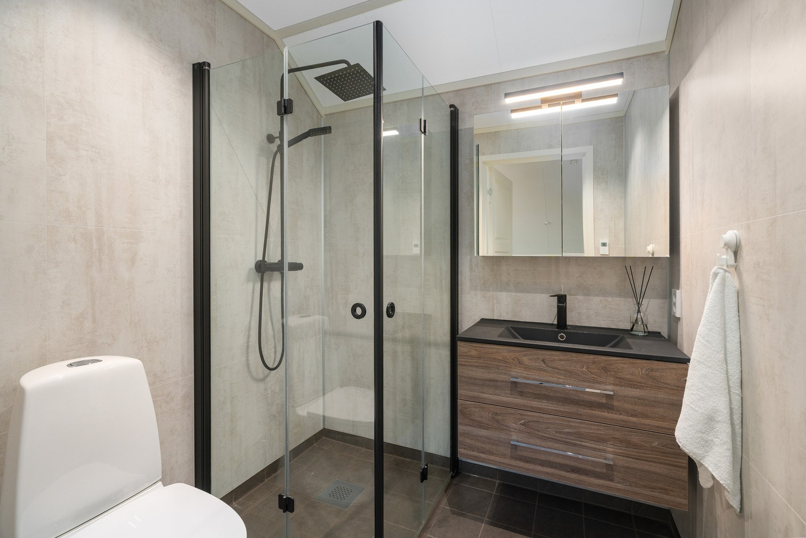 Bad i 2.etasje. Moderne med svart utførelse. Galleribilde