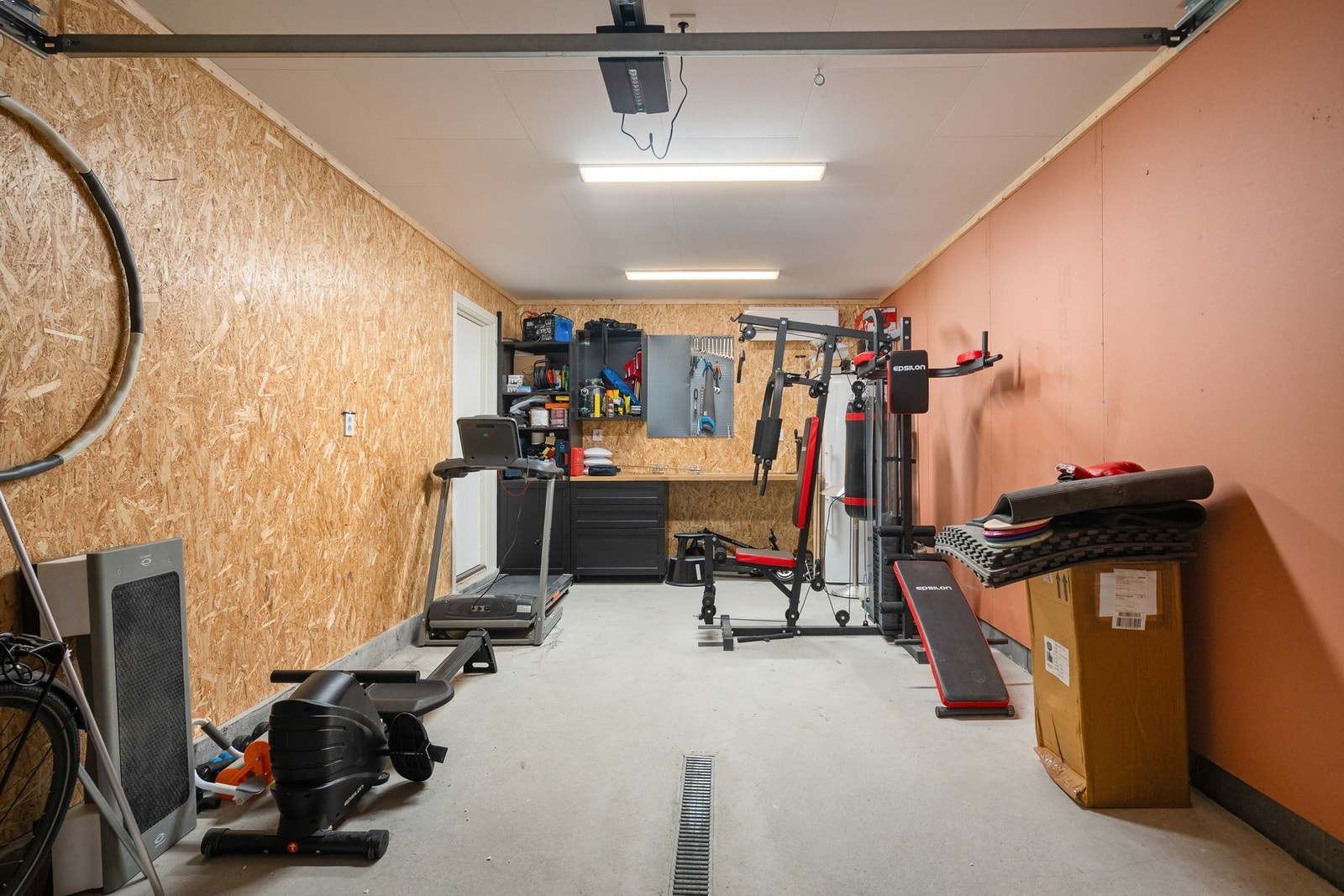 Garasjen er isolert. Her er det også montert egen varmepumpe. Galleribilde