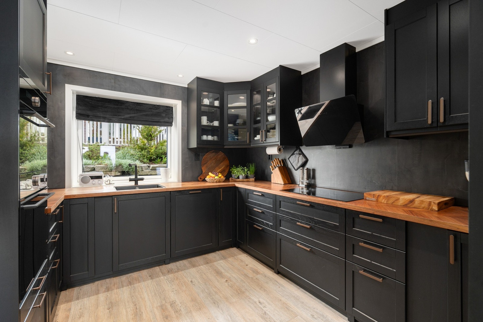 Sort og meget moderne kjøkken fra IKEA. Galleribilde