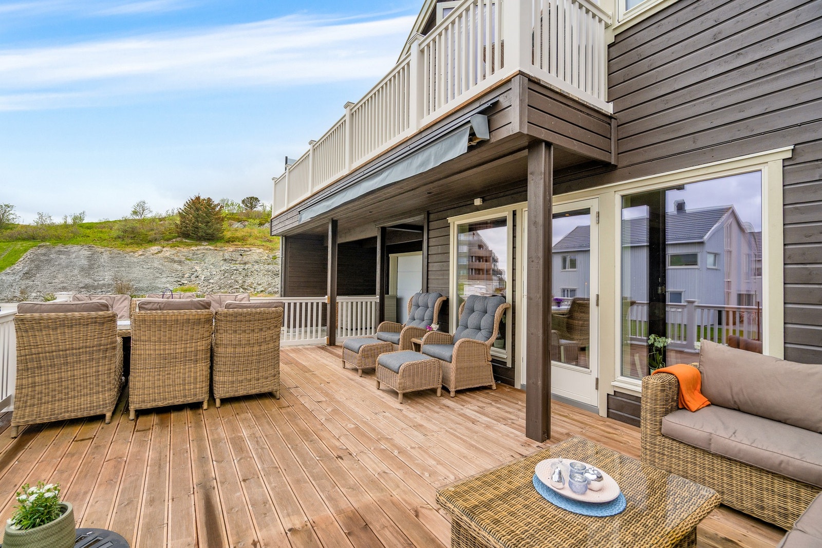 Utgang til stor og romslig veranda. Galleribilde