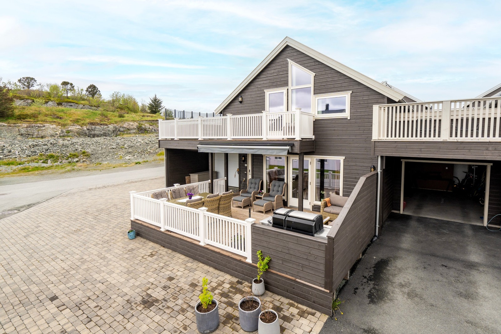 Endetomt. Stor steinlagt gårdsplass som gir et rent uttrykk. Galleribilde