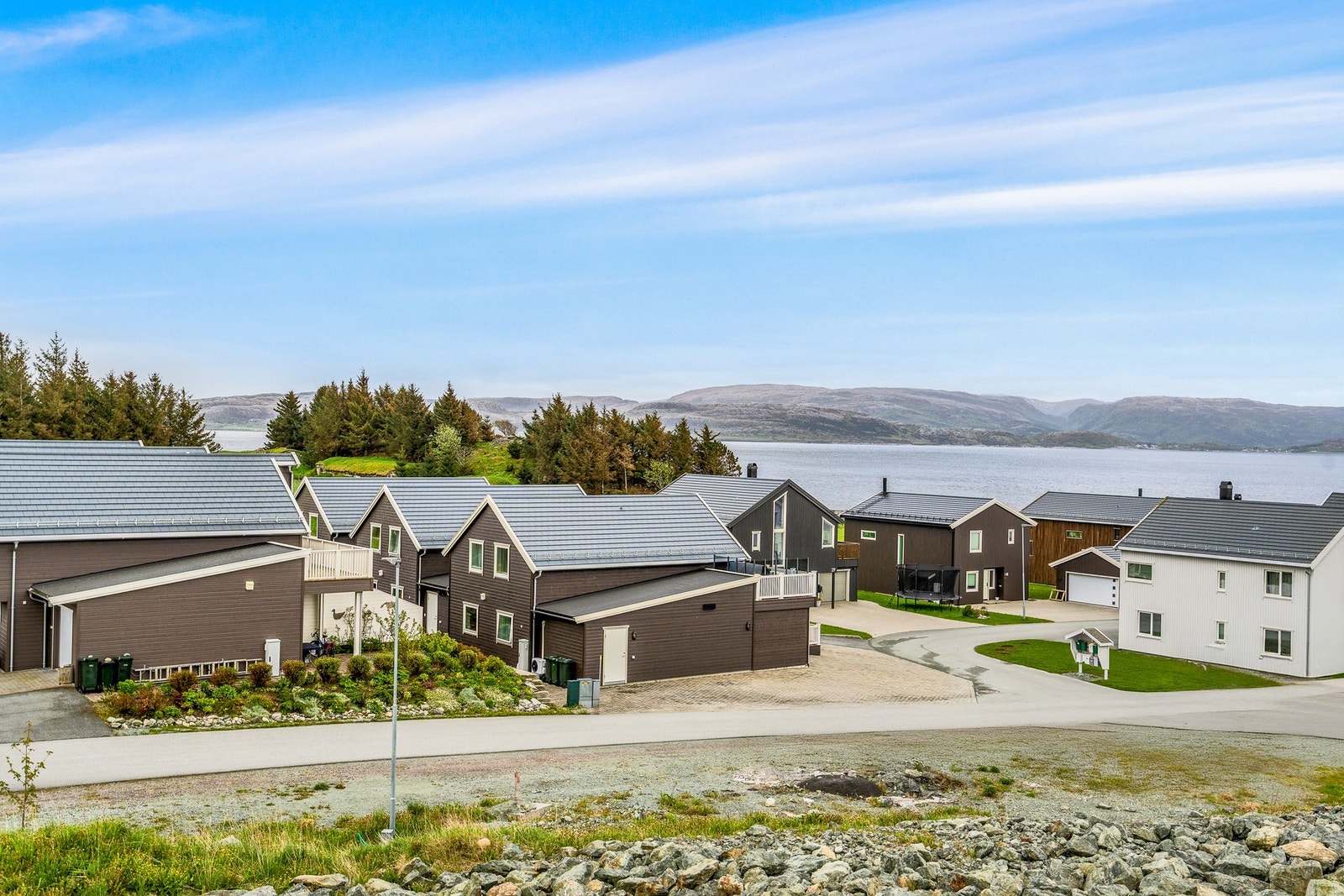 Boligen ligger i den siste og fremste rekken av boliger på Sjøsiden. Galleribilde