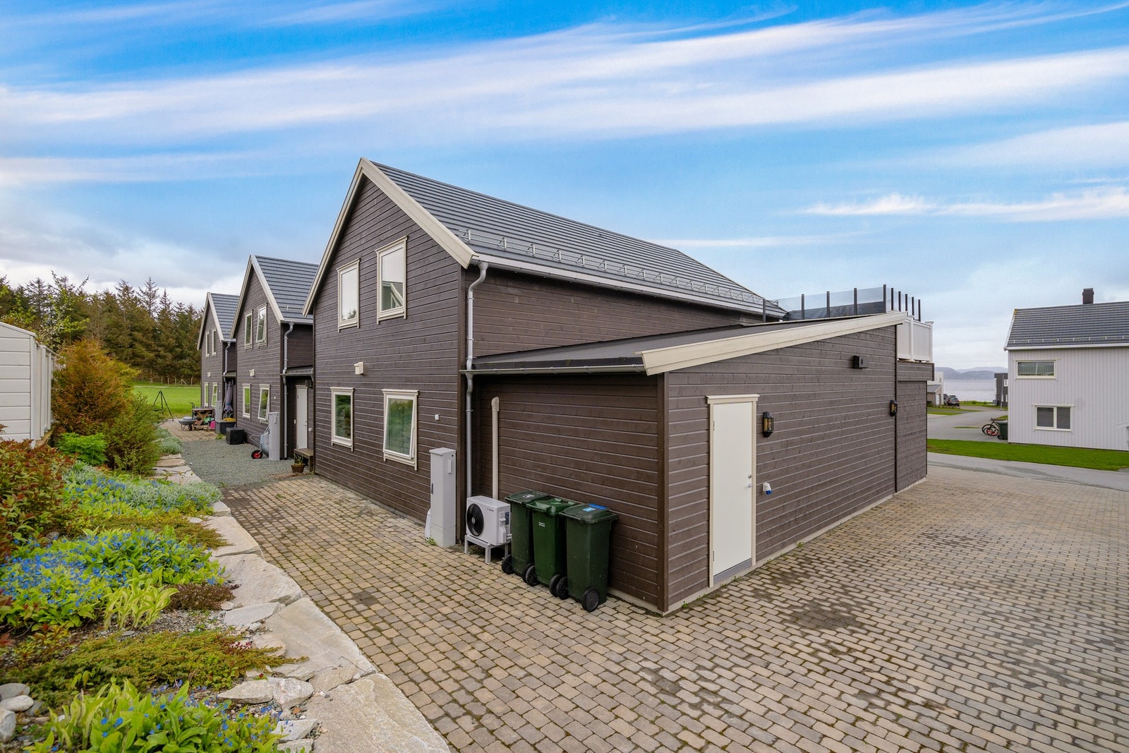 Å ligge på enden er meget praktisk. Da får man brukt tomta på en mye bedre måte. Her er det godt med plass på siden og bak. Galleribilde