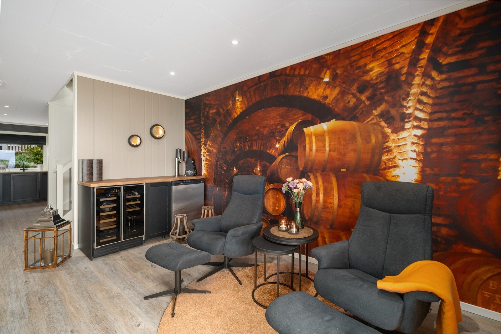 Sjekk så stilig. Egen barløsning med vinskap og tappetårn! Galleribilde