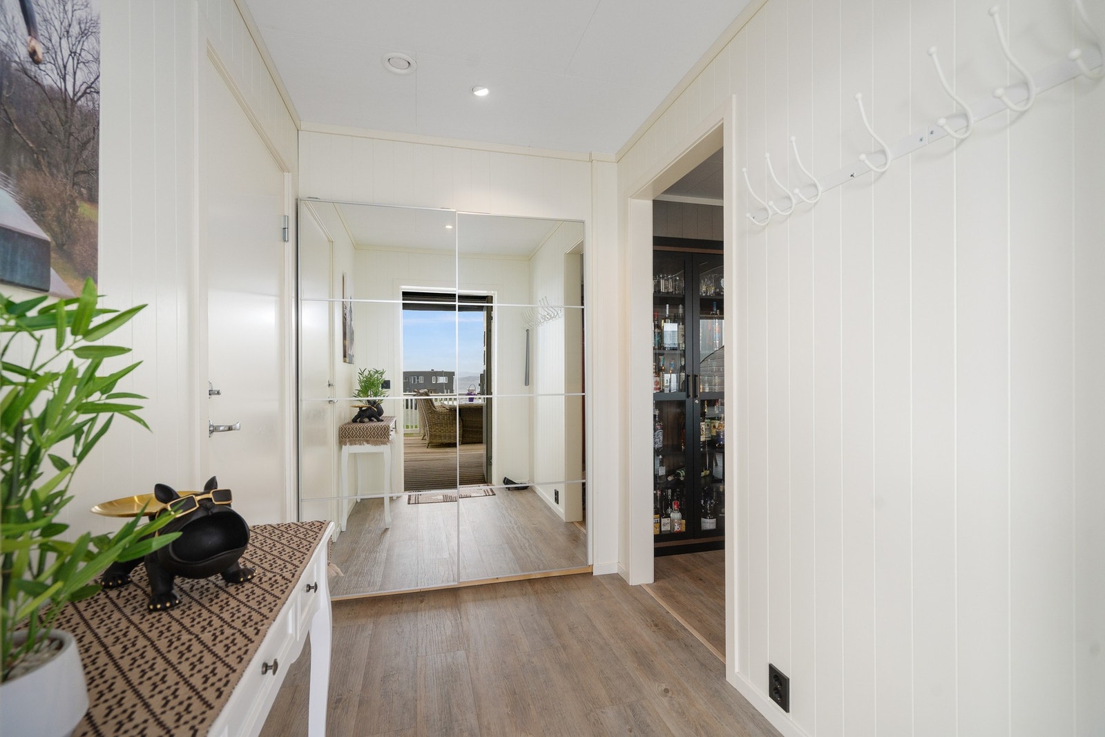 Gang med inngang til garasjen. Noe som er et must når man bor på Brekstad! Galleribilde