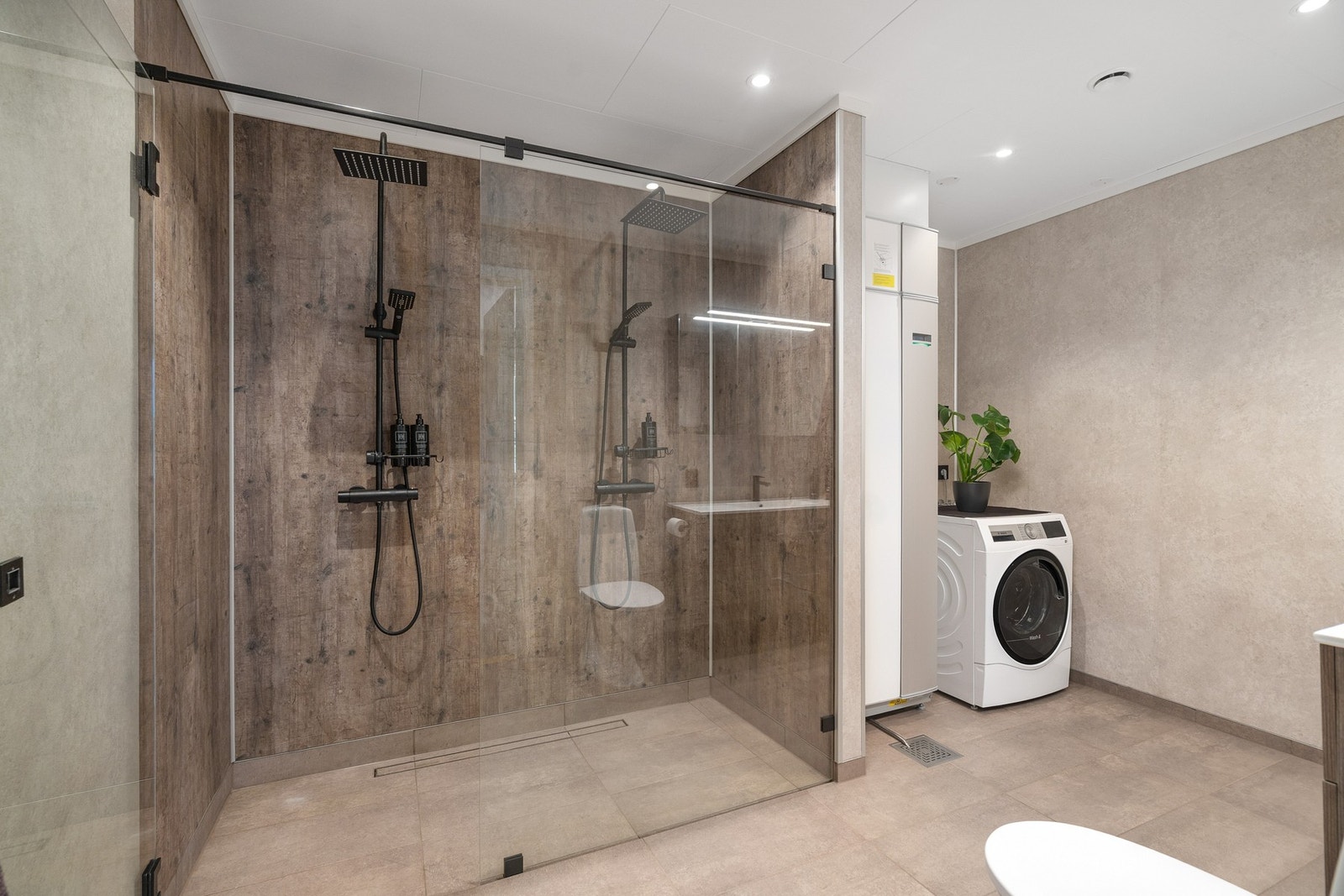 Fra hovedsoverommet er den inngang til eget bad, med dobbeldusj og spotter i tak. Galleribilde