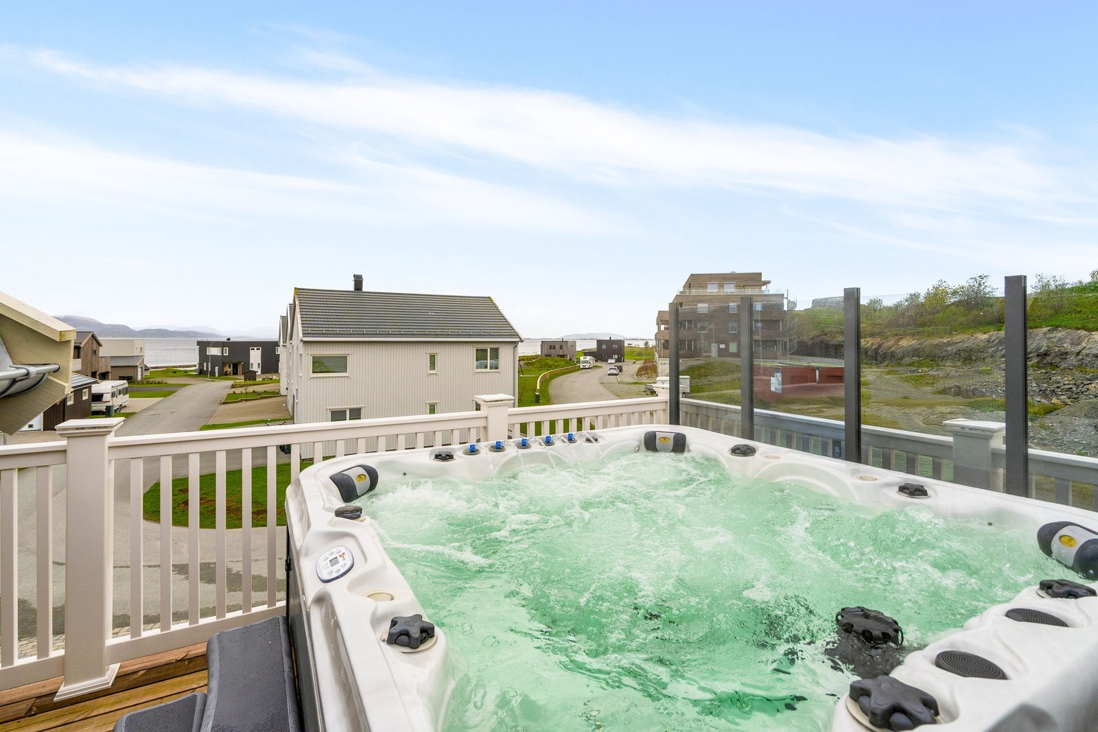 Fra balkongen har man panorama sjøutsikt! Galleribilde