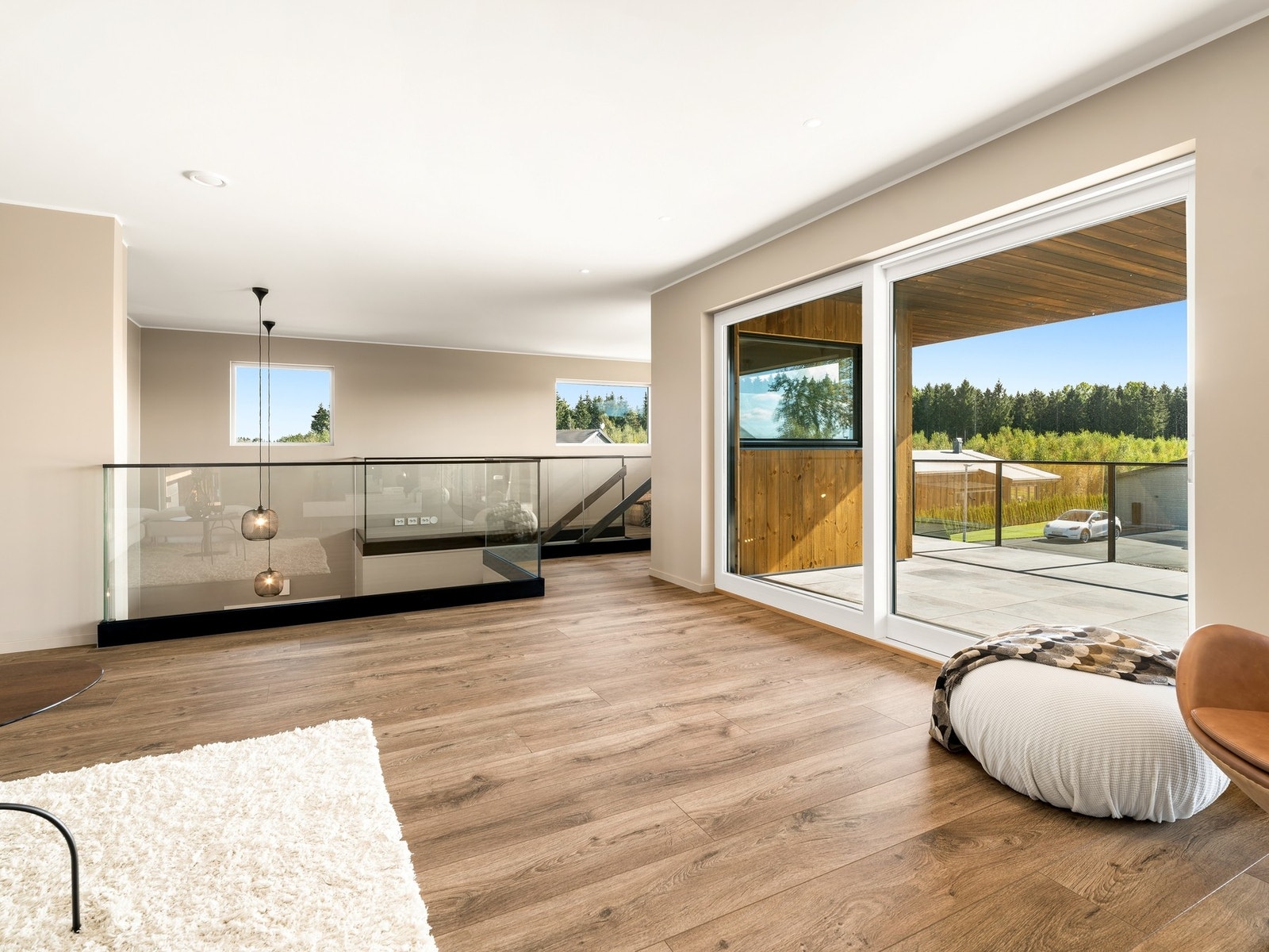 Det er plass til hjemmekontor eller lekseplass ved trappeoppgangen Galleribilde