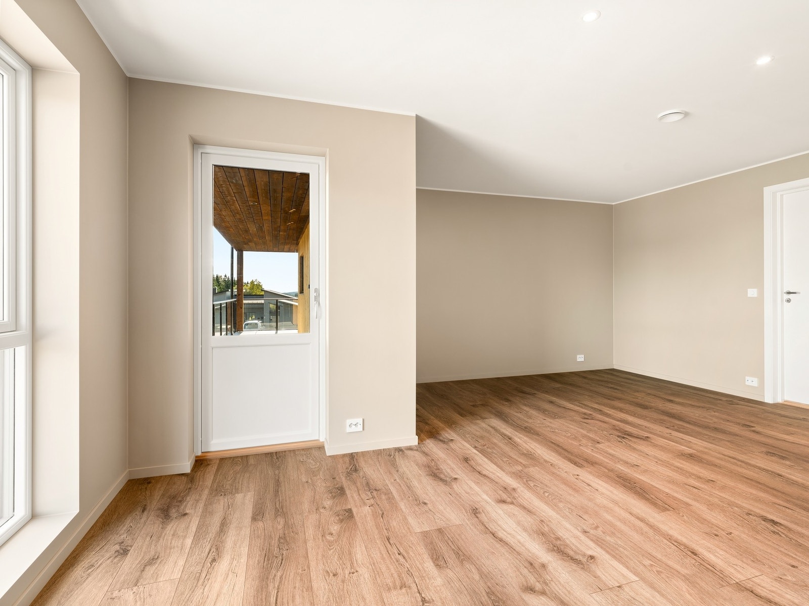 Det er utgang til veranda fra det største soverommet i 2.etg. Galleribilde