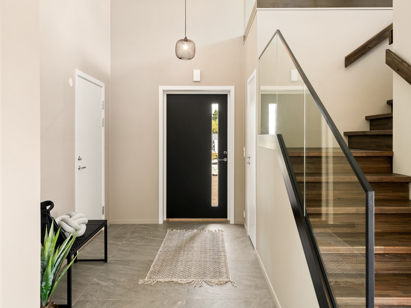 Vi ønskes velkommen inn i huset via en lys og herlig entré med særdeles god takhøyde - da det er åpen himling opp til 2.etg. i entré sonen. Galleribilde