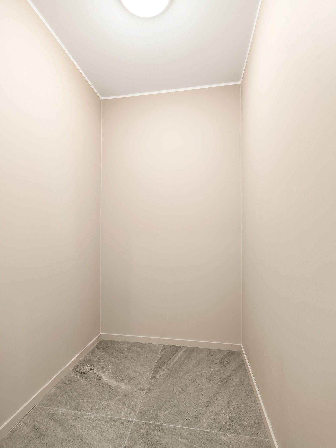 Kott under trapp Galleribilde