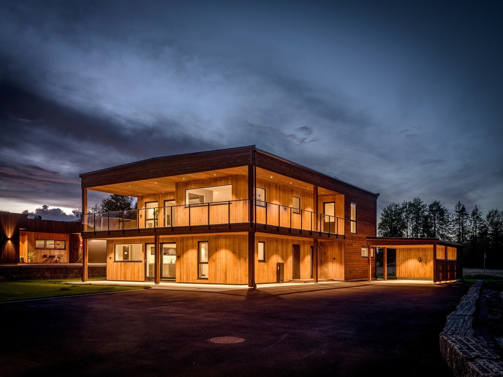 "By night" - meget godt lyssatt med downlights og utvendig fasadelamper. Galleribilde