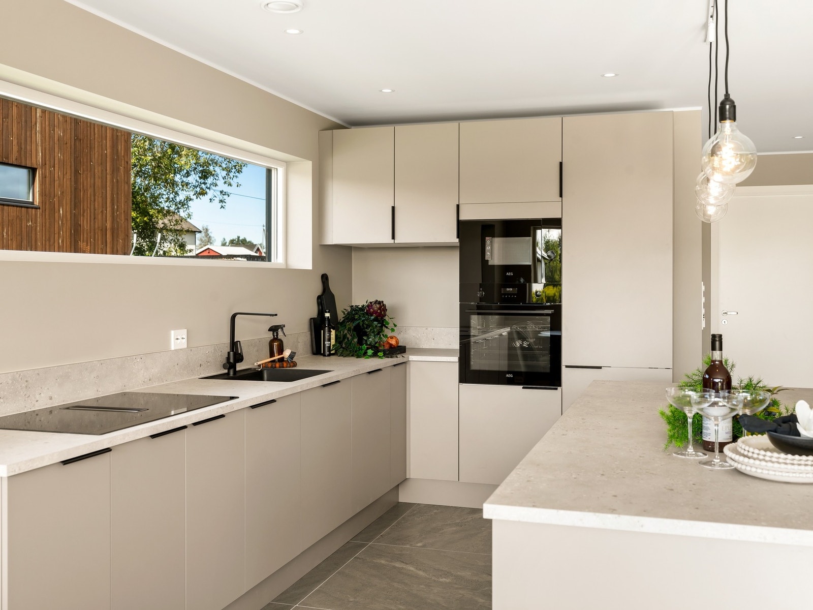 Stor vindu ved arbeidssonen på kjøkkenet gir godt lys inn Galleribilde