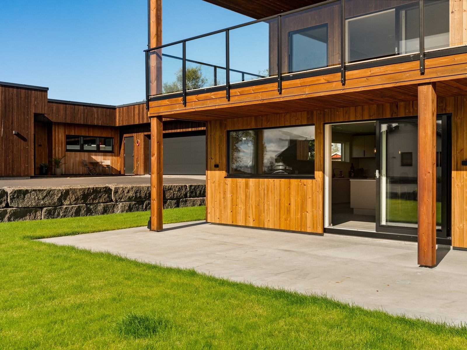 Praktisk med egen uteplass i tilknytning med kjøkken - i anledning grilling og annen matlaging Galleribilde