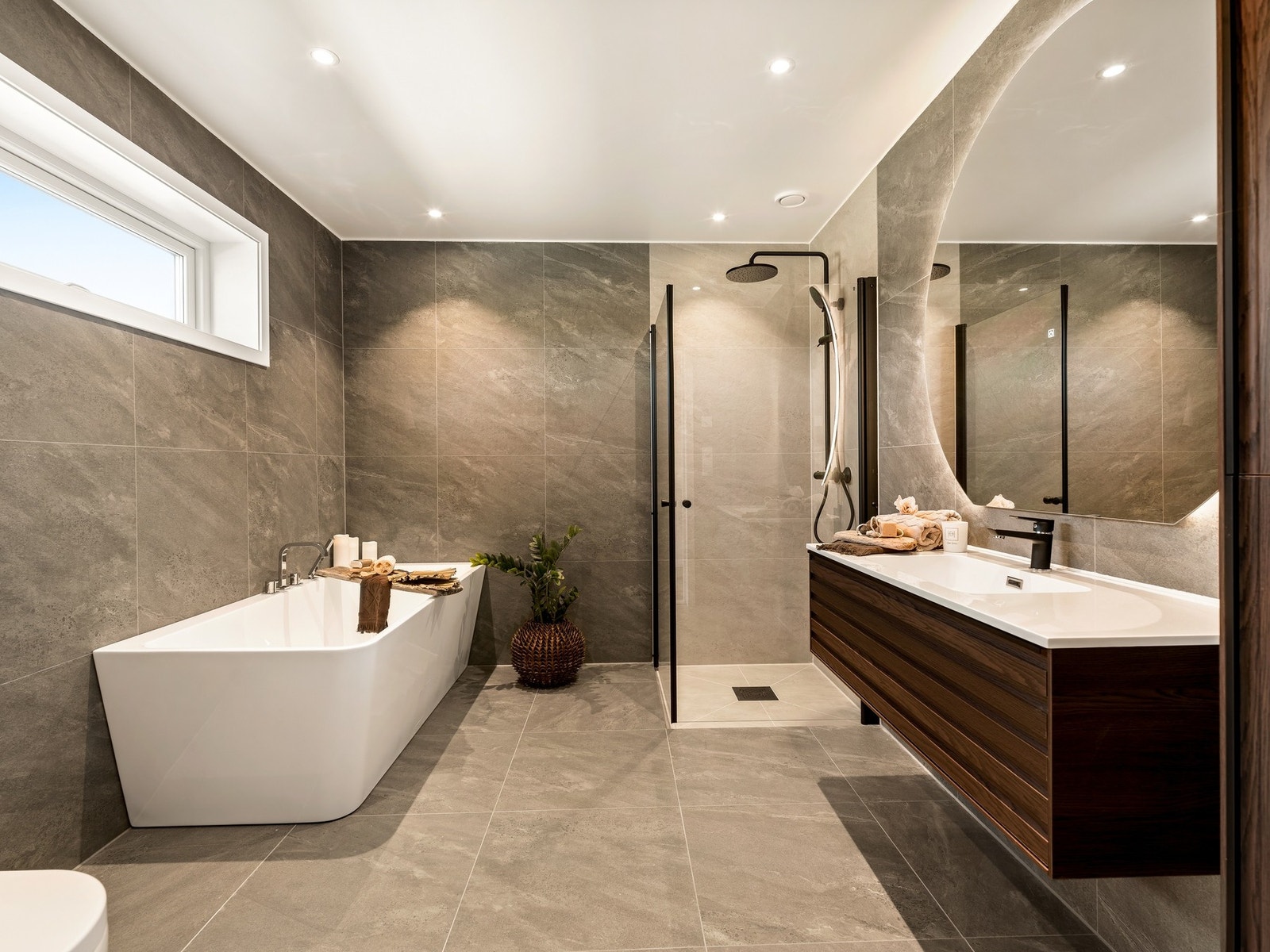 Hovedbadet ligger i 2.etg. og inneholder både badekar og dusjhjørne Galleribilde