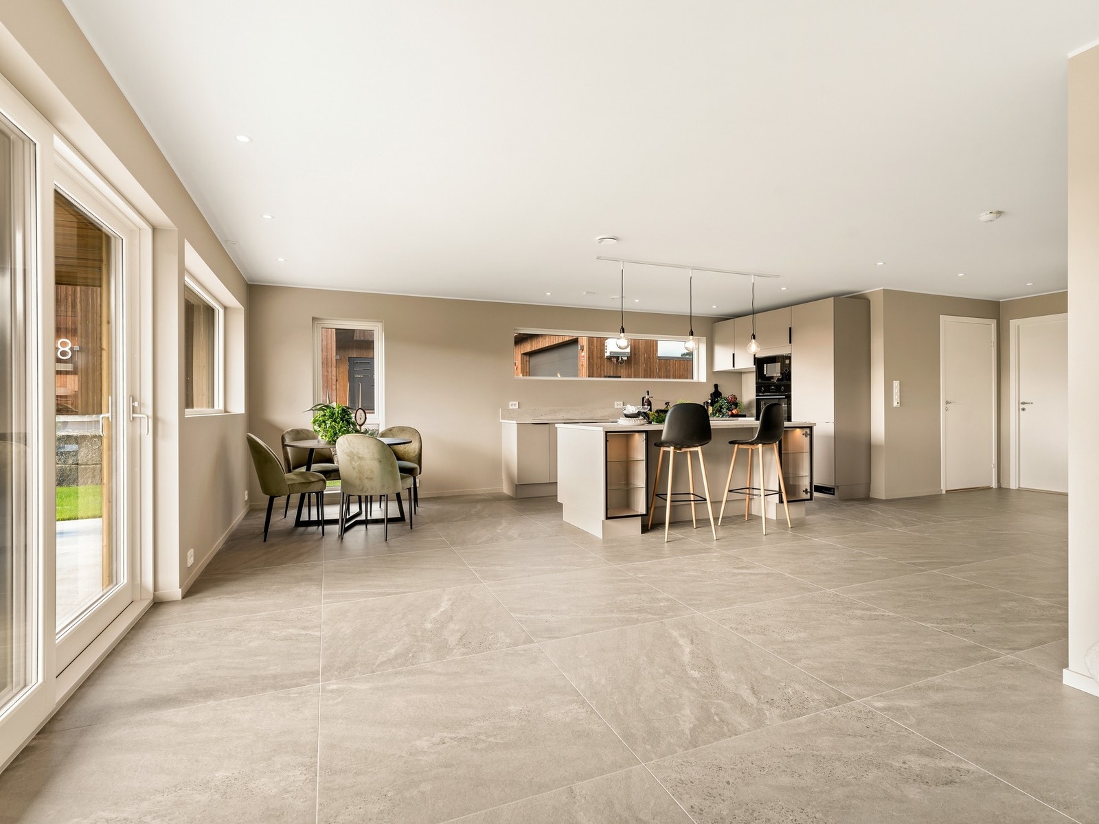 Store vindusflater gir rikelig med naturlig lys inn oppholdssonen i 1.etg. Galleribilde